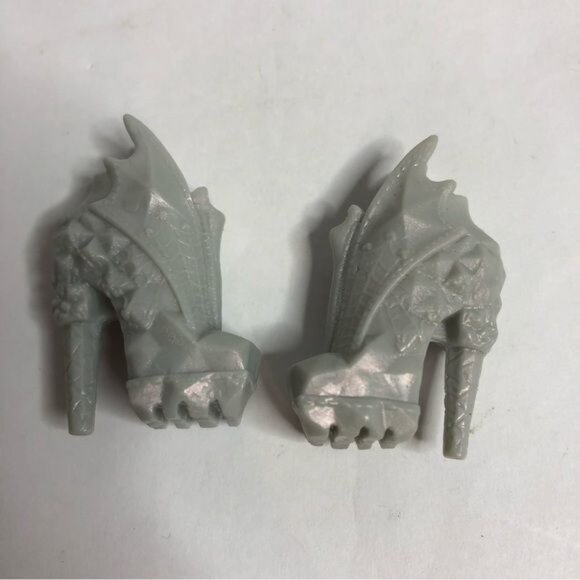 Monster High Boo York Draculaura‎ Doll Outfit Replacement Silver Gargoyle Shoes - Picture 3 of 5
